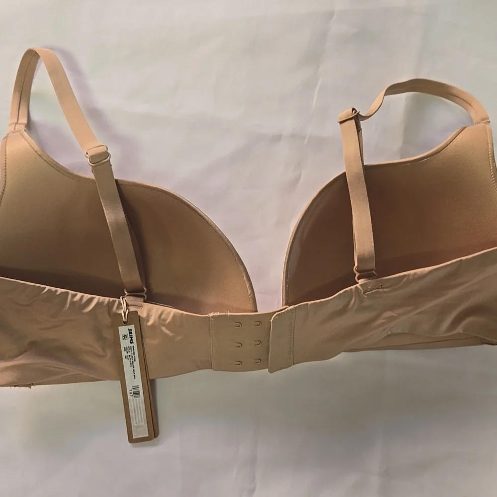 SKIMS Nude Seamless Bra - Picture 3 of 6